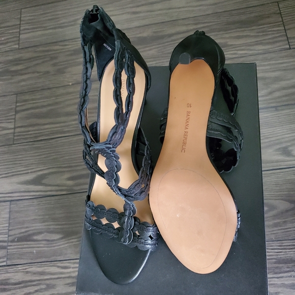 NWT Banana Republic sandals - brand new - Picture 2 of 4